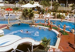 piscine du camping cap soleil à vias